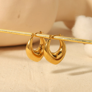 Pendientes de aro de corazón chapados en oro de 18 quilates a prueba de agua Pendientes de aro <span class=keywords><strong>gruesos</strong></span> de acero inoxidable Pendiente de oro grueso geométrico medio - Product Image 4