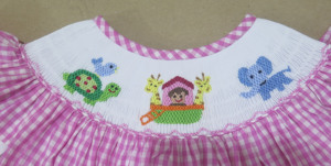 Combinaison pour bébé fille en coton premium rose à carreaux, faite à la main, avec manches bouffantes à volants et motif animalier - Product Image 4