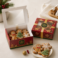 Coffret de biscuits de Noël en boîte vitrée avec friandises au gingembre, décorations de pâtisserie et couvercle en carton transparent pour la vente au détail