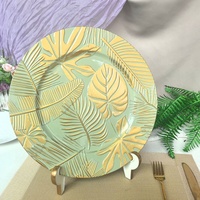 Assiette de présentation ronde classique de 13 pouces en plastique vert à motif de feuilles tropicales et bord doré pour mariages et décoration de table