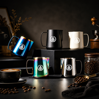 Pichet à latte en acier inoxydable de style italien avec bec verseur, surface texturée pour mousse, logo gravé au laser, design moderne et minimaliste
