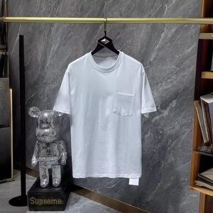 Maglietta <span class=keywords><strong>grafica</strong></span> iconica di lusso ispirata al Punk con motivo incrociato vibrante, Design del braccio botanico e <span class=keywords><strong>tipografia</strong></span> a scorrimento - Product Image 1