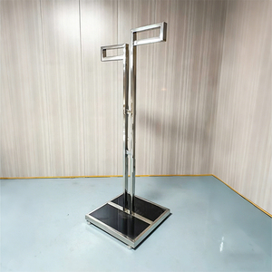 Support de présentation de vêtements en métal robuste au design minimaliste avec base en marbre pour l'aménagement de magasins de détail - Product Image 4