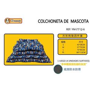 Set di Quattro Tappetini Antiscivolo per Cani con Motivo Quadrato sul Fondo - Product Image 1