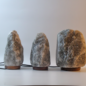Lámpara de sal de roca mineral hecha a mano de calidad superior con base de madera Lámpara de sal gris de forma natural del Himalaya 2025 de alta calidad - Product Image 1