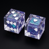 1 pièce de dés D6 en résine jaune, remplis de sable mouvant liquide et de paillettes, avec points blancs en forme de cœur, pour jeu de table carré transparent