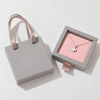 Boîte à bijoux en papier avec tiroir coulissant personnalisé, emballage cadeau de luxe avec ruban, logo imprimé en or à chaud