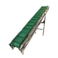 Schrägverlaufender mobiler PVC-Förderband mit geräuscharmem Betrieb und Staubschutzkante für den Transport von Lebensmittelpellets und Rohmaterialien