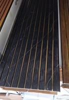 Plaques de plafond en PVC isolées modernes à dix rainures avec laminage filigrané doré, insonorisées, ignifuges et étanches pour salle de bain et cuisine
