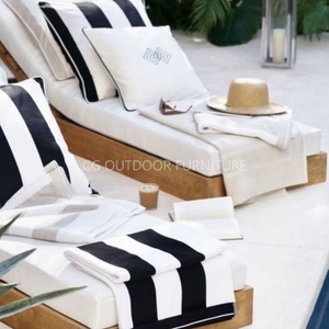 เก้าอี้ไม้สักแบบปรับแต่งได้เฟอร์นิเจอร์ชายหาดสระว่ายน้ำสวนกลางแจ้งพร้อมโฟมและผ้าลายทาง - Product Image 2