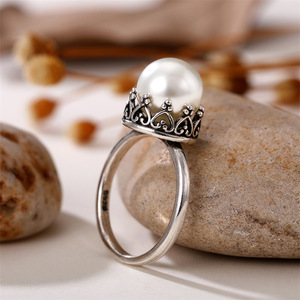 Anello Stile Barocco, Gioiello da Dito Semplice ed Elegante per Donne, Design con Accenti Bianchi - Product Image 5
