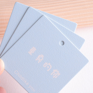Nhà máy tùy chỉnh treo tag logo dập nổi trắng Matte giấy quần áo treo thẻ - Product Image 4