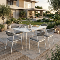 Table de salle à manger extérieure moderne avec plateau en verre trempé et structure en acier thermolaqué, idéale pour restaurant, villa, terrasse
