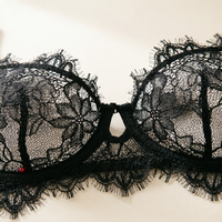 Ensemble de lingerie en dentelle noire avec soutien-gorge demi-bonnet à armatures et culotte string ajourée, personnalisable avec marque privée, pour femmes, vente en gros