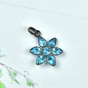 Colgante de Plata de Ley 925 Hecho a Mano con Baño Negro, con Topacio Azul Natural de 4x6mm en Forma de Pera y Gema Redonda de 4mm con Engaste de Bisel - Product Image 6