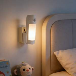 Linterna LED de Alta Potencia con Sensor de Movimiento - Duradera e Impermeable, Recargable con Batería de Larga Duración - Product Image 1