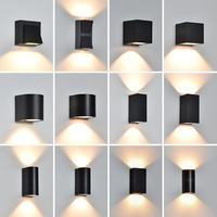 Applique murale LED moderne pour l'extérieur et l'intérieur IP65 de haut en bas Lampe murale étanche pour la décoration intérieure Monté sur le jardin