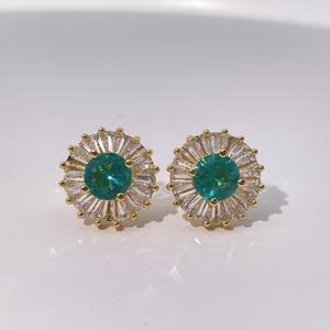Pendientes de Botón Clásicos y Elegantes de Lujo para Mujer de Tianyu Gems, Hechos de Latón Chapado en Oro con Circonita Verde y Blanca con Corte Esmeralda - Product Image 4