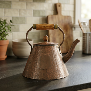 Tetera de metal martillado vintage con mango de madera y tapa, hervidor de agua - Product Image 4