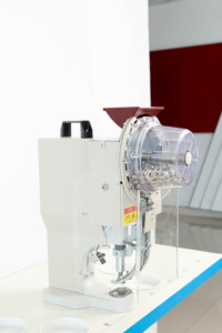 Machine à œillets électrique automatique économique en stock usine pour la découpe de trous dans les bâches publicitaires et les supports d'ordinateur - Product Image 6
