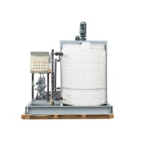 Système de pompe doseuse industrielle sur châssis avec réservoir de solution en plastique / Système de pompe doseuse chimique anticorrosion pour le traitement de l'eau