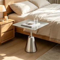 Table d'appoint carrée moderne en acier inoxydable avec base conique polie, design minimaliste pour salon
