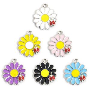 <span class=keywords><strong>Ciondolo</strong></span> a forma di fiori, margherite e coccinelle in lega smaltata, ideale per braccialetti e collane fai da te, per la creazione di gioielli. - Product Image 2