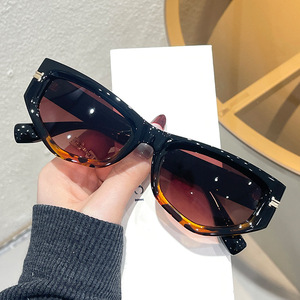 Lunettes de soleil œil de chat irrégulières avec rivets, monture PC, protection UV400, lunettes de mode pour femme, idéales pour les fêtes en extérieur et le style urbain - Product Image 2