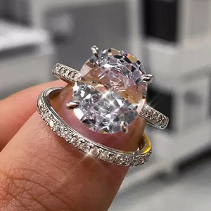 F1036 Anello di Fidanzamento da Donna in Oro Bianco con Diamante Naturale Taglio Ovale e Diamanti Laterali Colore D - Product Image 1
