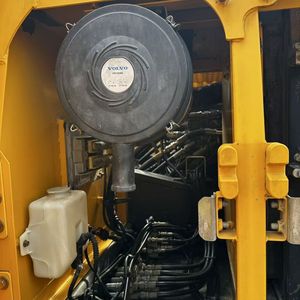 Excavatrice sur chenilles Volvo EC210BLC d'occasion bien entretenue avec pompe hydraulique fiable pour les travaux de remise en état des terrains et d'exploitation de carrières - Product Image 4