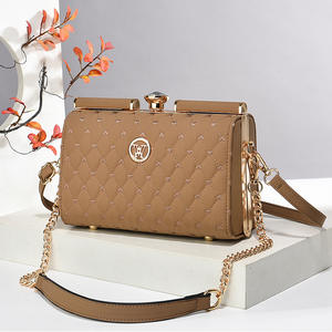 2025년 신세대 여성용 웨스턴 스타일 에나멜 페이턴트 가죽 핸드백 방수 폴리에스터 스틸 클립 디너 백 슬링백 - Product Image 3