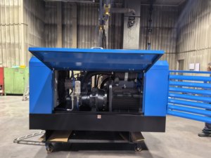 Compresseur d'air à vis diesel portable 1590CFM 7-30BAR avec séparateur d'huile pour le sablage, la construction et le forage - Product Image 3