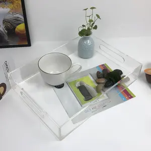 Vente en gros Plateau de service rectangulaire en acrylique avec poignées Plateau décoratif transparent pour servir les aliments