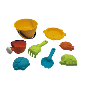 Ensemble de 8 jouets de plage pour enfants : seau, tamis, arrosoir, pelle, râteau, moule – Jouets d'extérieur pour l'été - Product Image 4