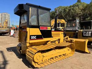 Topadora de cadenas Caterpillar D5C amarilla, equipo de construcción con cuchilla y motor para tareas de movimiento de tierras - Product Image 2