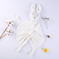 Vente en gros de jolies serviettes apaisantes pour bébé, bavoir, peluche lapin, hochet, couverture en mousseline de coton pour nourrissons, jouet en peluche lapin