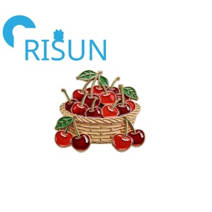 Broche de esmalte personalizado de fábrica, bonito, con corazón <span class=keywords><strong>rojo</strong></span>, cereza, fruta, cristal y <span class=keywords><strong>diamante</strong></span>, pin de solapa de metal para mujer con cereza esmaltada - Product Image 4