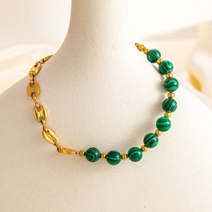 Bracelet en pierre naturelle Malachite 6 mm avec breloque pyramide plaquée or, bijoux de mode pour femmes, style estival - Product Image 3