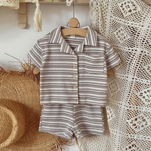 Abbigliamento per Bambini Stile Coreano, Nuovo Modello Estate 2026, Set Camicia e Pantaloncini in Poliestere a Righe Sottili per Bambini - Product Image 3