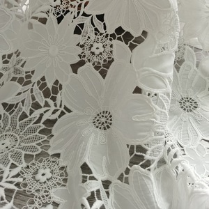 <span class=keywords><strong>Tissu</strong></span> en dentelle 100% polyester blanc avec broderie florale large sur toute la surface, <span class=keywords><strong>tissu</strong></span> en dentelle lourdement brodé pour robes de mariée et artisanat - Product Image 2