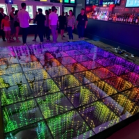 Hochwertige RGB-Tanzfliesen, tragbare Glas-Disco-Nachtclub-Uplights, DMX RGB-Farbe, 3D-Infinity-Spiegel-LED-Tanzfläche