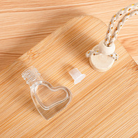 Vente chaude 6ml Diffuseur de parfum de voiture en forme de coeur Bouteille de parfum de voiture suspendue en verre clair vide