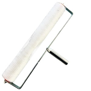 Rouleau anti-mousse industriel à pointes, avec cadre à dégagement rapide, éliminateur de bulles à aiguilles en plastique pour sols en époxy et ciment autolissant - Product Image 1