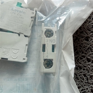Contactor Lovato LPSJ401 con 3 contactos principales y bloque de contactos auxiliares, fabricado en Italia. - Product Image 4