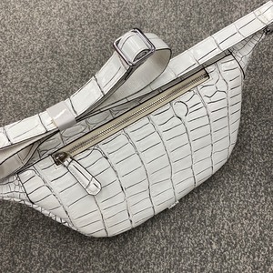 Sac de poitrine en cuir de crocodile véritable pour homme, sac bandoulière avec logo personnalisé et service de personnalisation d'échantillons - Product Image 6