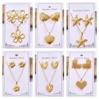 Ensemble de Bijoux Collier et Boucles d'Oreilles avec Pendentifs Créatures Marines Circulaires, Ovales, Cœurs et Rayures Irrégulières en Acier Inoxydable Plaqué Or