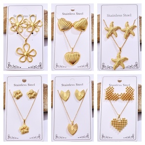 Ensemble de Bijoux Collier et Boucles d'Oreilles avec Pendentifs Créatures Marines Circulaires, Ovales, Cœurs et Rayures Irrégulières en Acier Inoxydable Plaqué Or - Product Image 3
