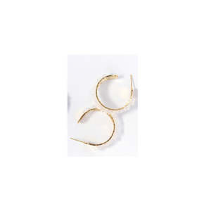 Boucles d'oreilles créoles en acier inoxydable plaqué or avec détail perle pour femme, bijoux tendance - Product Image 1