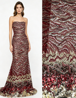 Tissu en dentelle élégant bordeaux à paillettes dorées, tissu en tulle de luxe lourdement orné de perles et de paillettes pour robe de haute couture