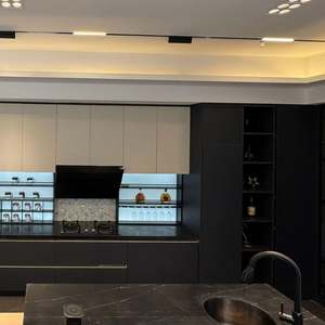 Ensemble de meubles de cuisine complet de style moderne en bois massif avec îlot, prêt à assembler pour villa - Product Image 1